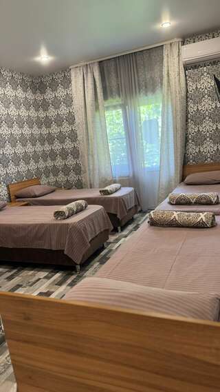 Гостиница Валентин Джубга Четырехместный номер с балконом-3