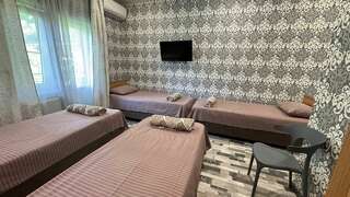 Гостиница Валентин Джубга Четырехместный номер с балконом-1