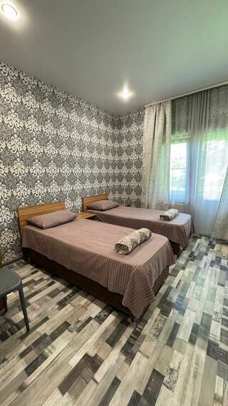 Гостиница Валентин Джубга Четырехместный номер с балконом-5