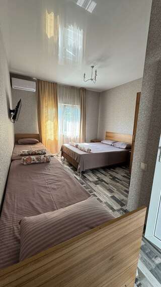 Гостиница Валентин Джубга Четырехместный номер с балконом-1